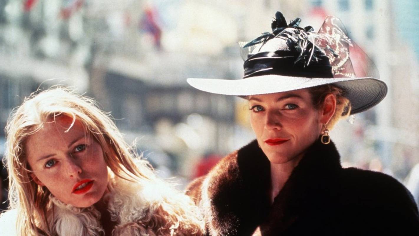 Patsy Kensit and Amy Irving in Kleptomania (1993)