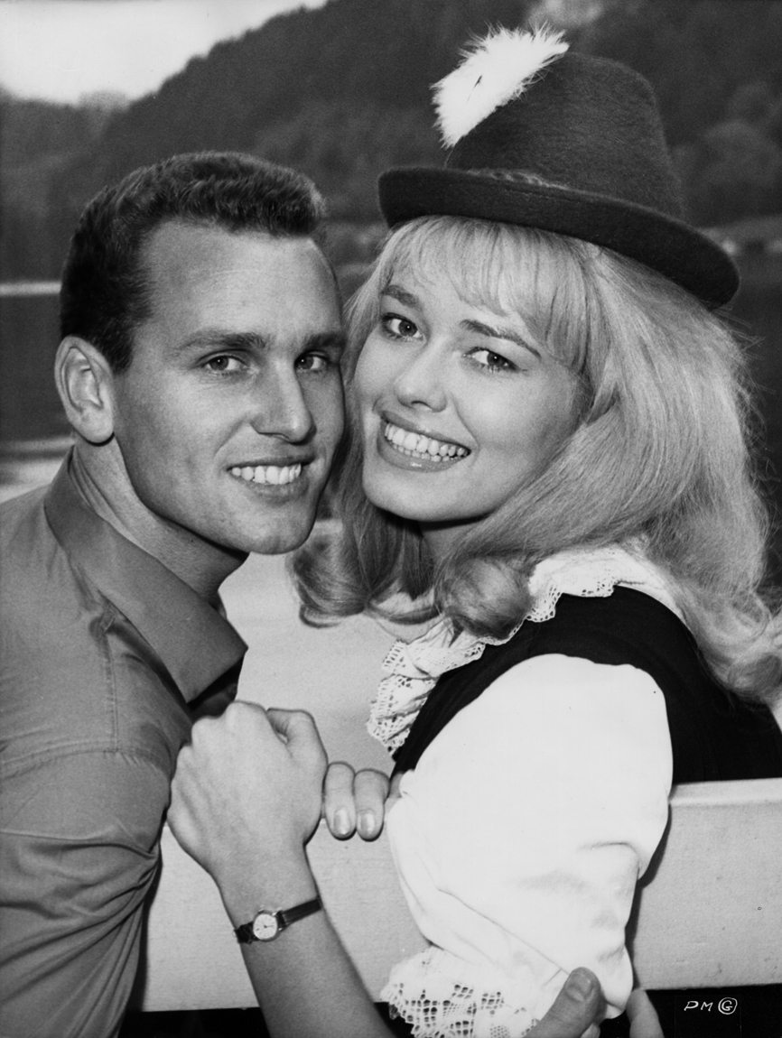 Hannelore Auer and Teddy Parker in Die lustigen Weiber von Tirol (1964)