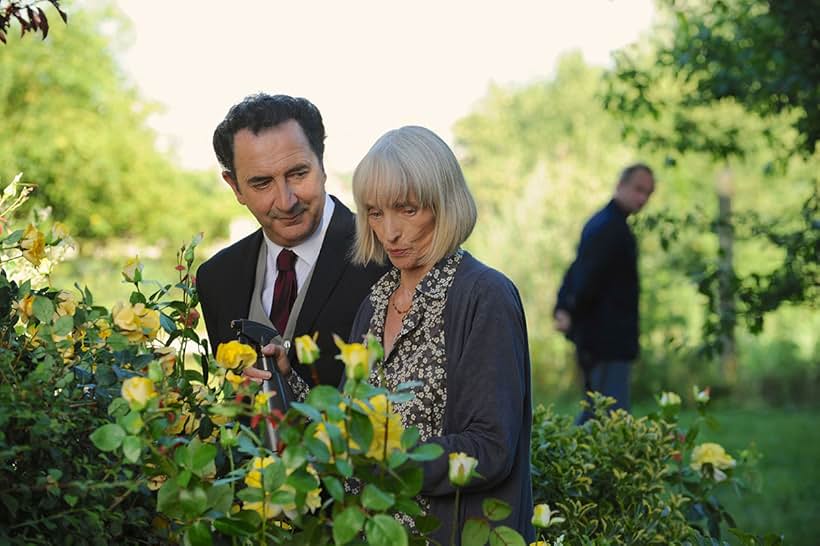 François Morel and Edith Scob in Une famille à louer (2015)