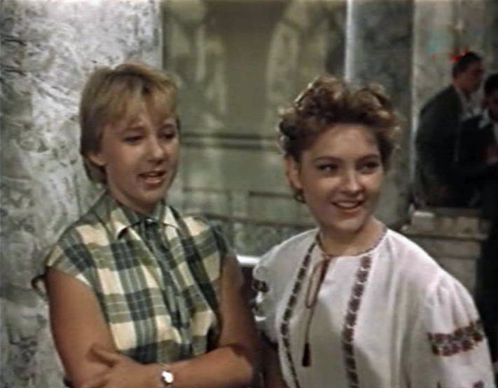 Daya Smirnova and Svetlana Zhivankova in Lita molodiyi (1959)