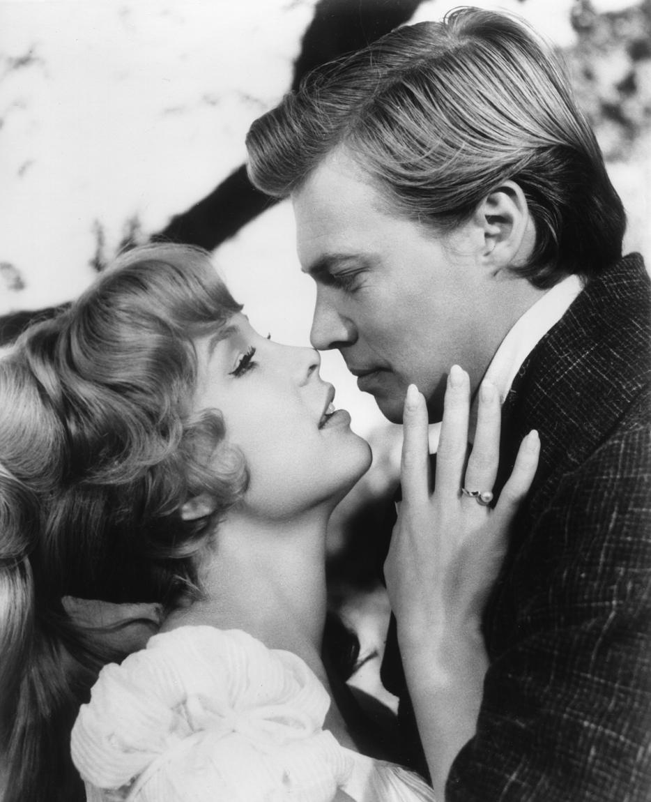 Barbara Eden and Karlheinz Böhm in Il meraviglioso mondo dei fratelli Grimm (1962)