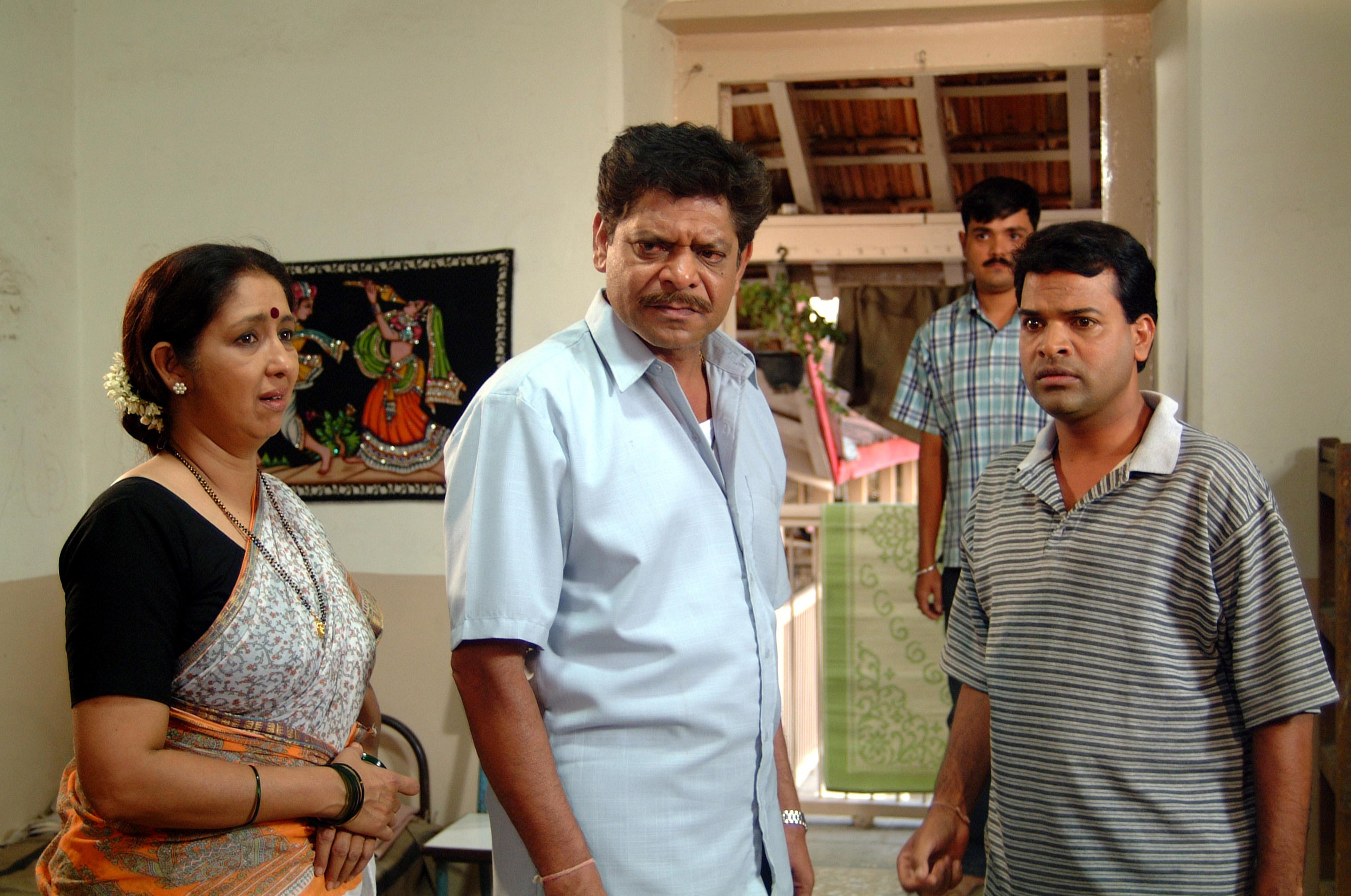 Mohan Joshi, Neena Kulkarni, and Bharat Jadhav in Sarivar Sari (2005)