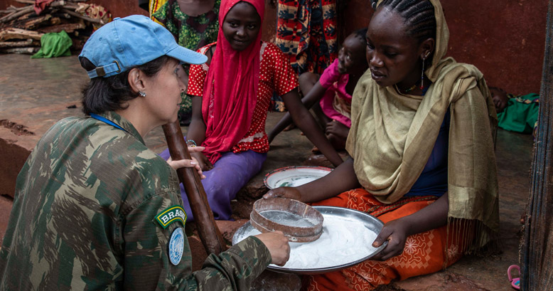 Le Commandant Carla Monteiro de Castro Araujo, responsable de la promotion de l'égalité des sexes à la MINUSCA, en visite sur le terrain à Mbomou, en République centrafricaine