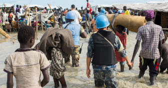 Le Coordinateur humanitaire de la MINUSS visite le camp de déplacés de Bentiu avec les Ambassadeurs néerlandais et britannique