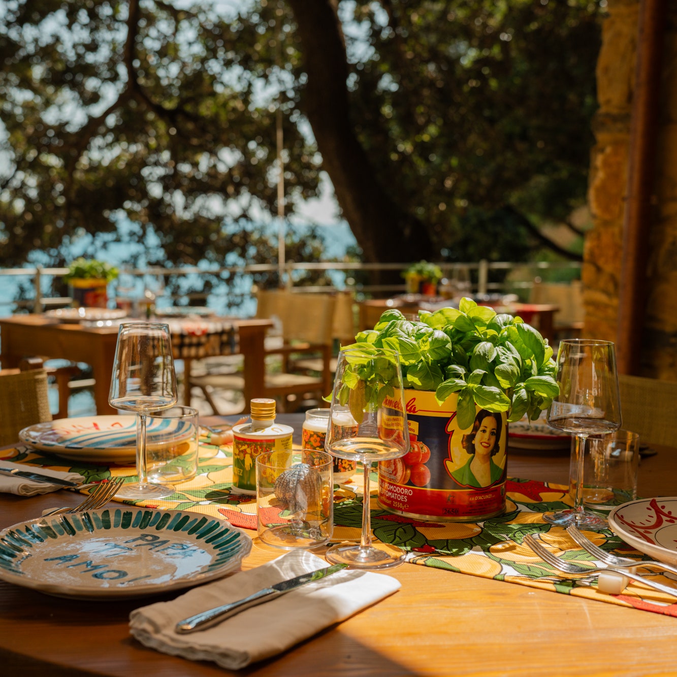 Made in Sicily: l’estate italiana coloratissima di Alessandro Enriquez. Dalla tavola in poi