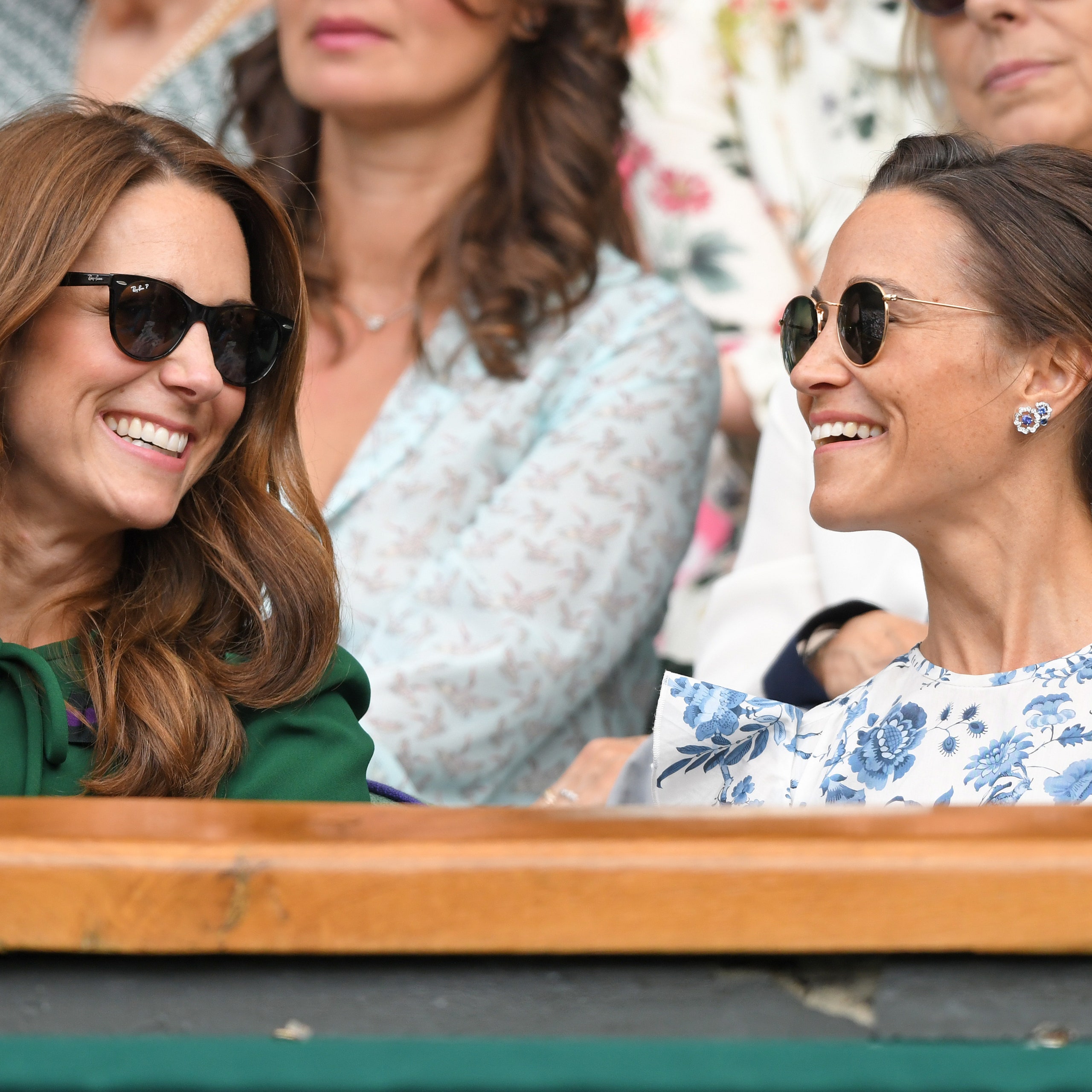 Kate e Pippa Middleton, che da buone zie danno al nipotino i vestiti (ormai piccoli) dei propri figli