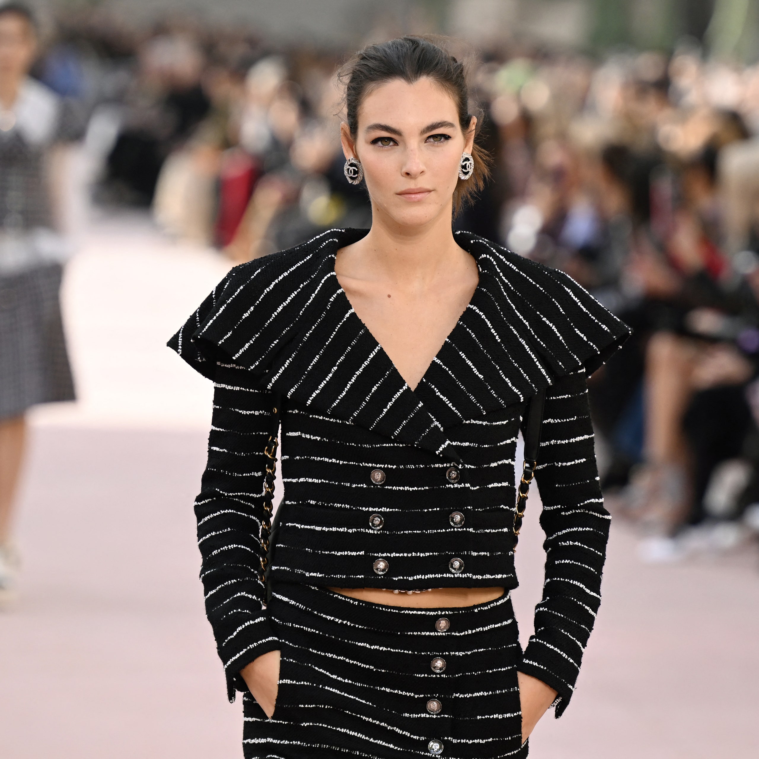 Paris Fashion Week, il maxi eyeliner di Chanel, i fiocchi sui capelli di Valentino e le altre tendenze make-up e capelli per la Primavera-Estate 2025