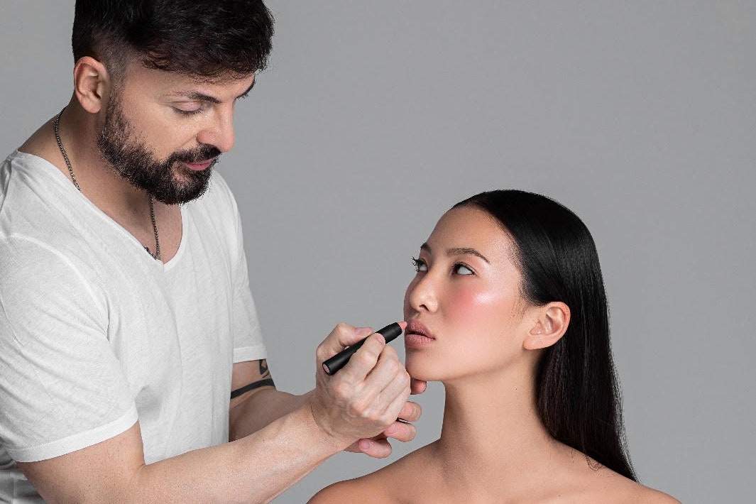 I «mai più senza» per Natale e Capodanno, per lei e (anche) per lui secondo Simone Belli, make-up artist delle star