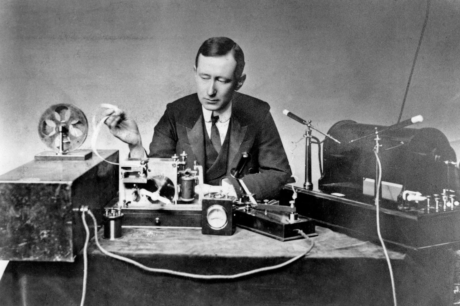 Da Marconi alla rivoluzione digitale, i 100 anni della radio in Italia