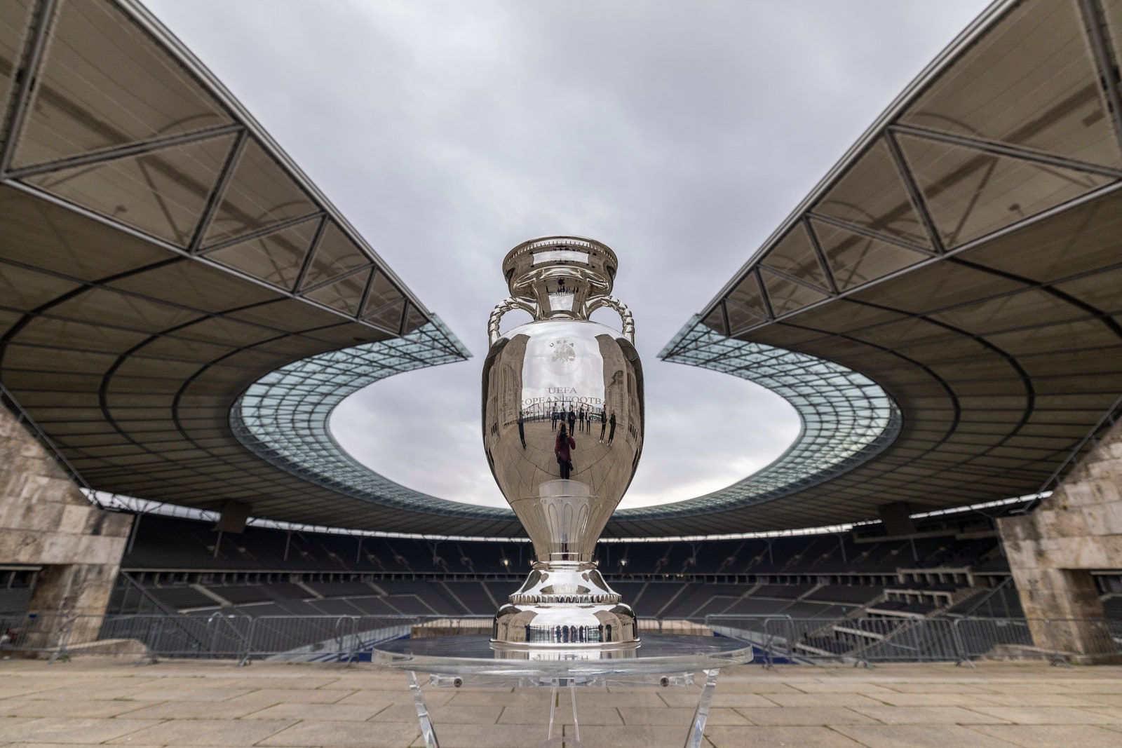 La coppa degli Europei all'Olympiastadion di Berlino