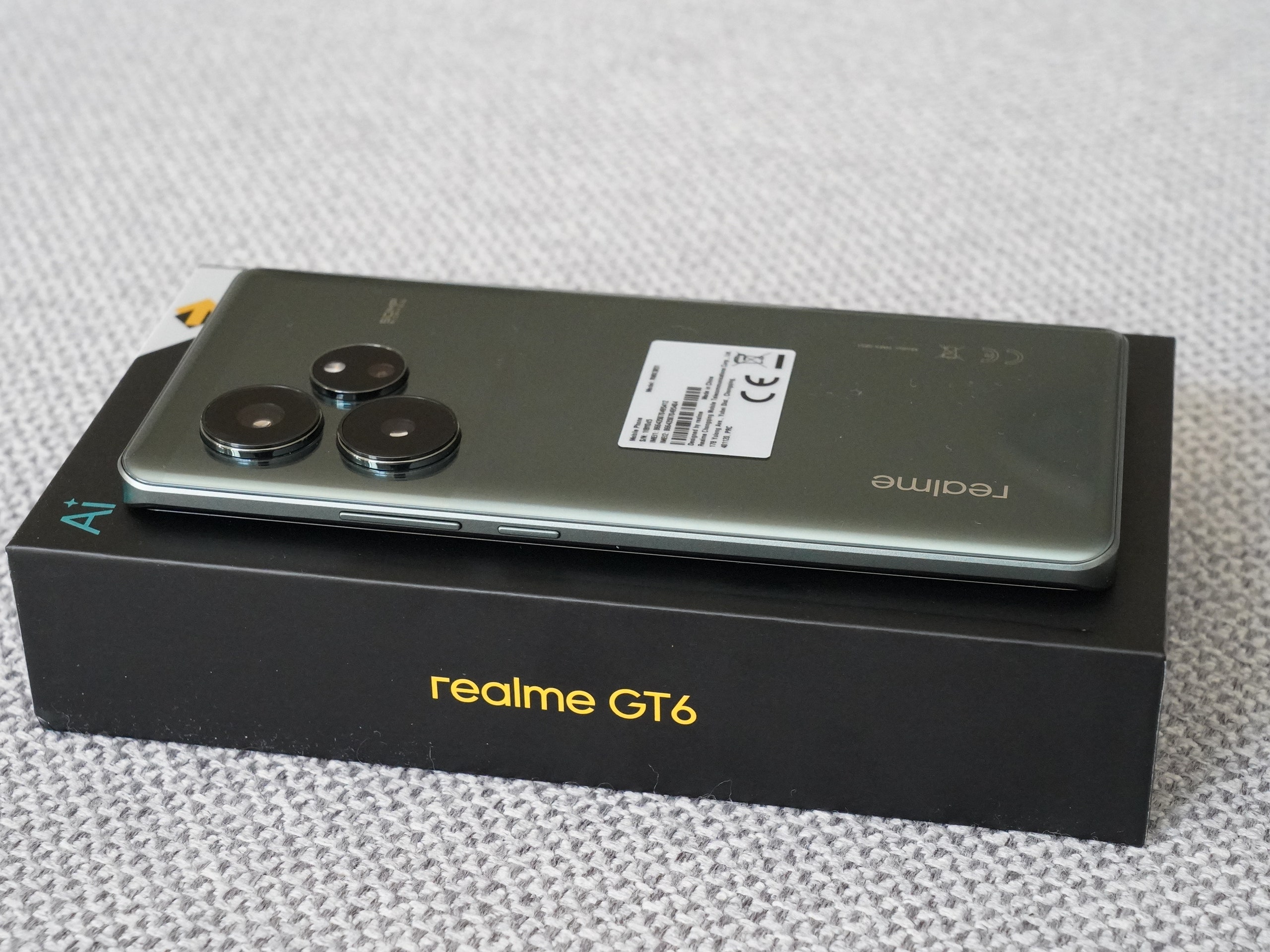 Realme GT6, il (quasi) top di gamma dal prezzo accessibile