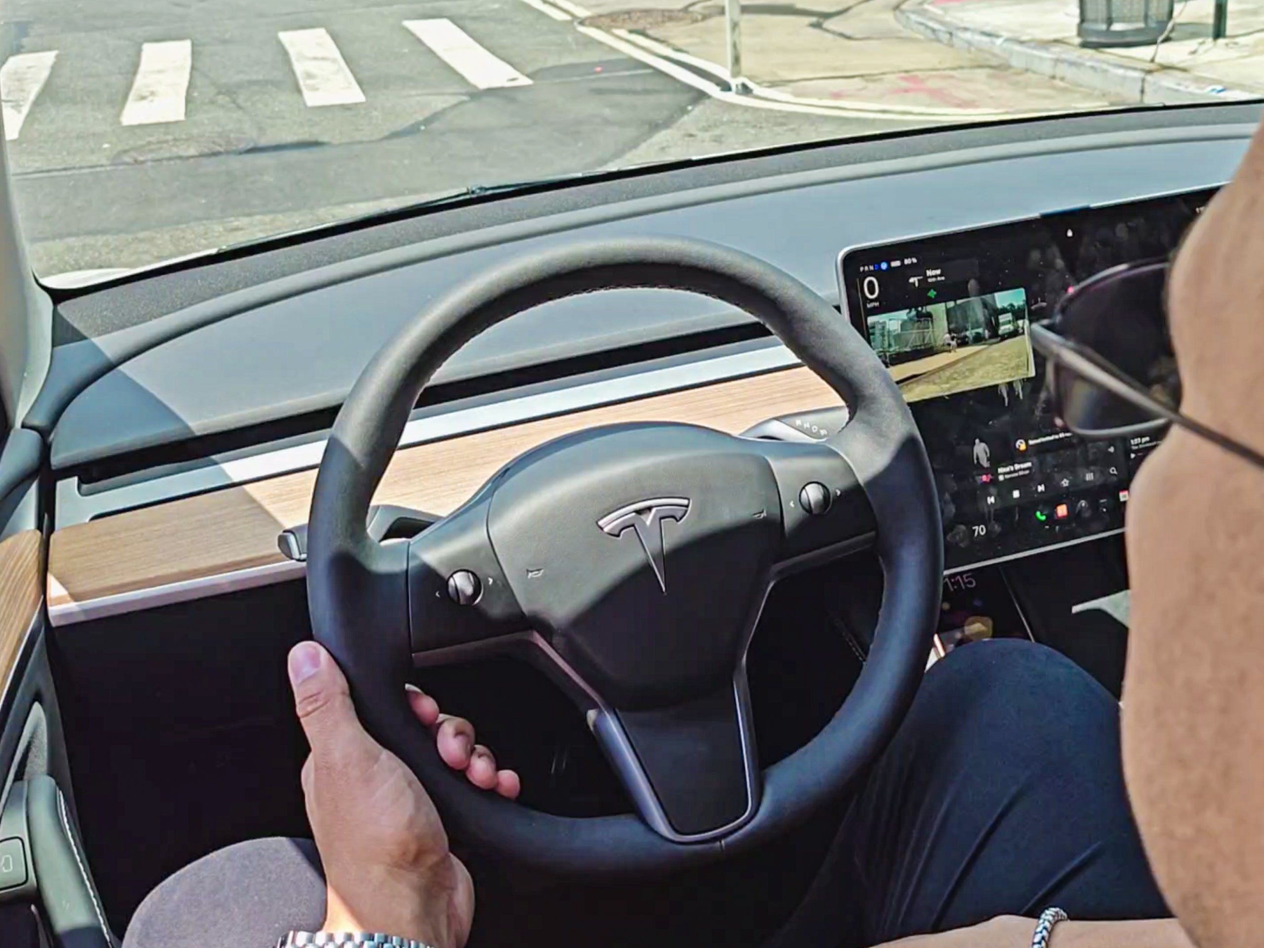 Abbiamo provato la guida autonoma di Tesla nel traffico cittadino