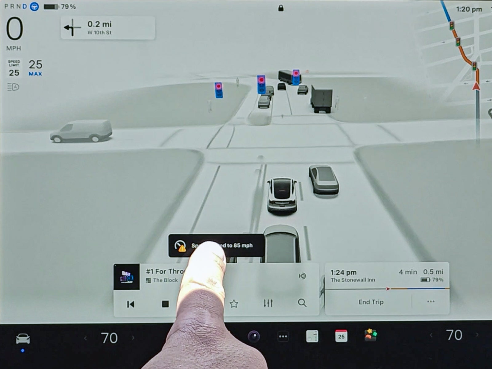 Il layout del display della Tesla mentre è in funzione il Full Self Driving.