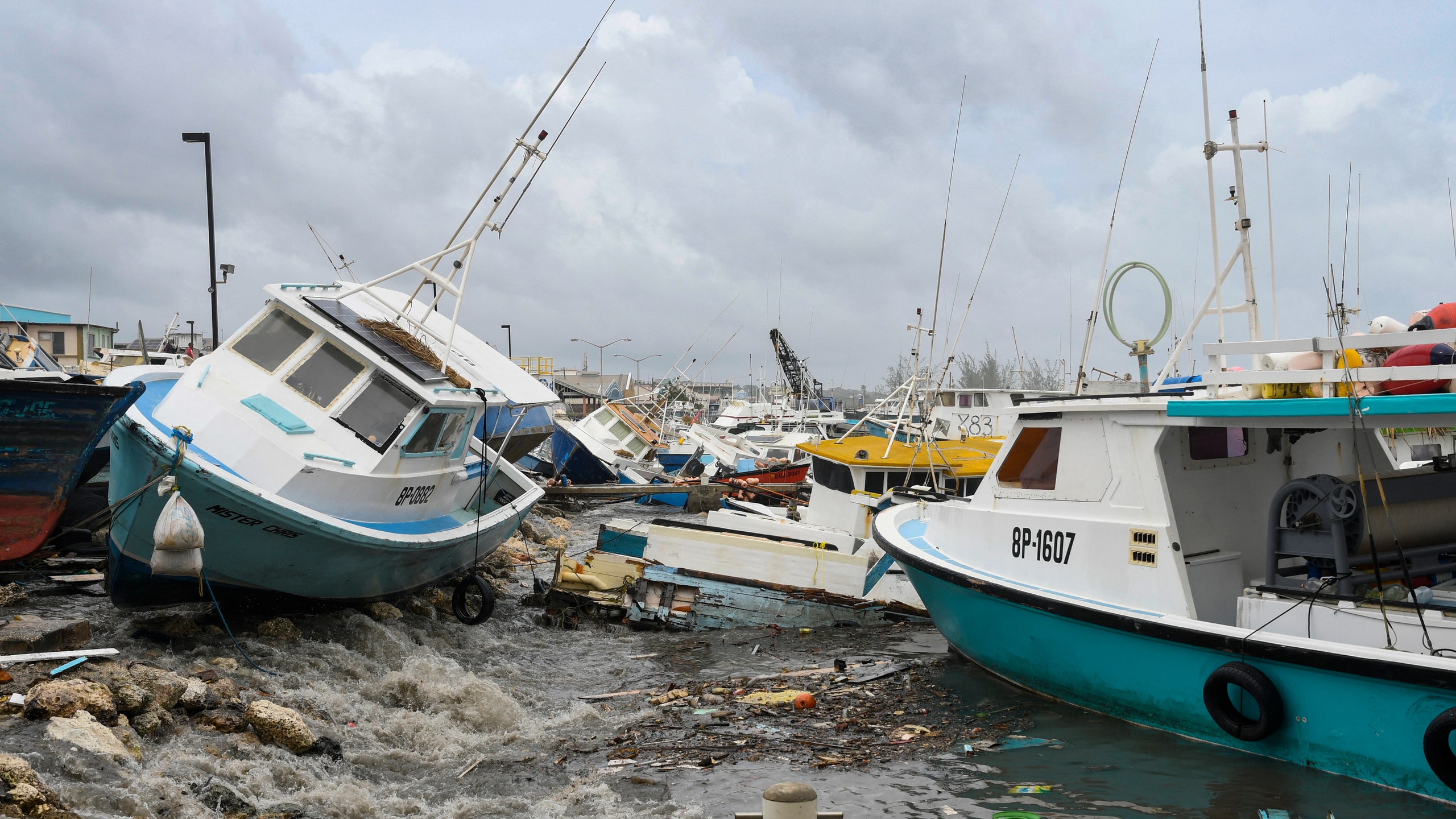 Barche danneggiate dall'uragano Beryl a Barbados