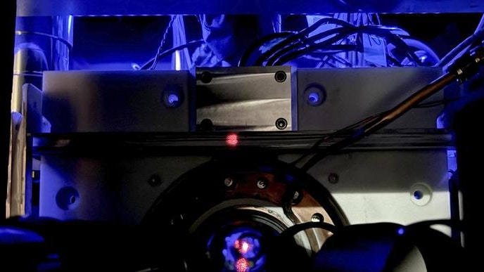 Il punto rosso che si vede nell'immagine è un riflesso della luce laser utilizzata per creare il reticolo ottico che...