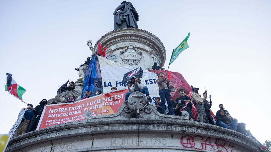Sostenitori dell'Union de la gauche in Place de la Republique a Parigi festeggiano il risultato delle elezioni in Francia