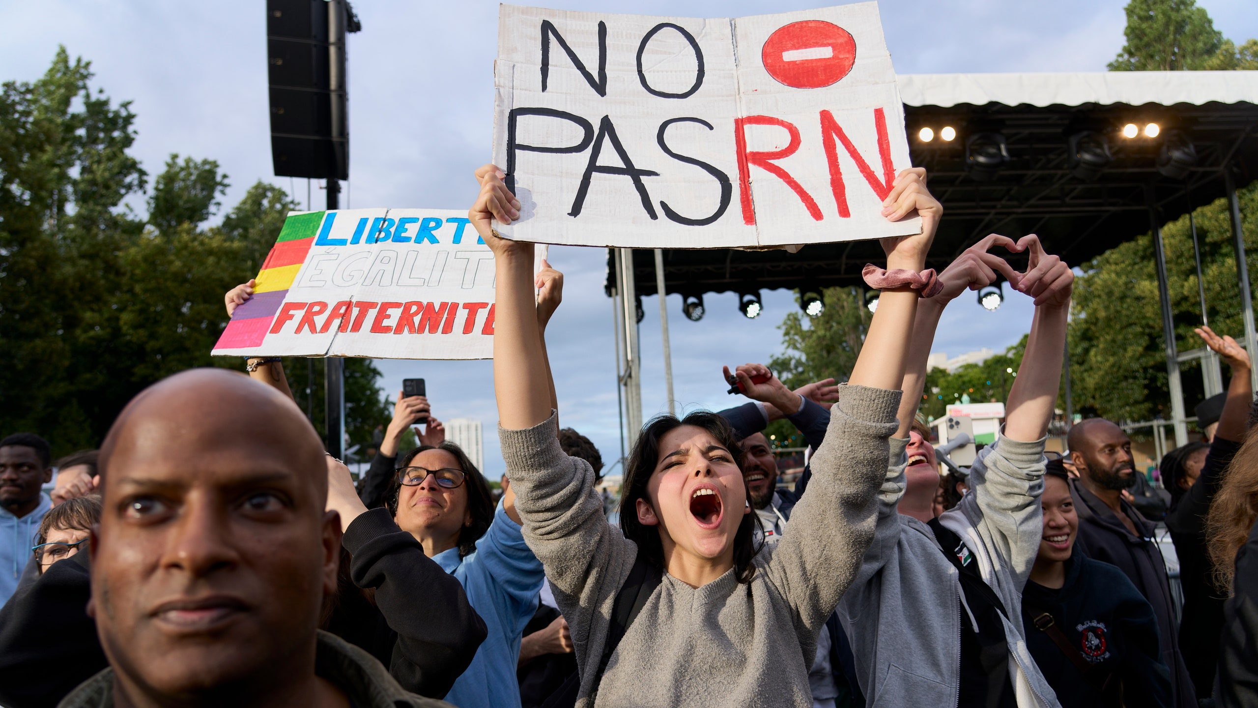 Persone celebrano alla rotonda Stalingrado la vittoria del Nuovo fronte popolare al secondo turno delle elezioni in Francia