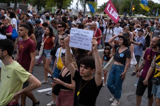 Alcuni cartelli mostrati nel corso della manifestazione