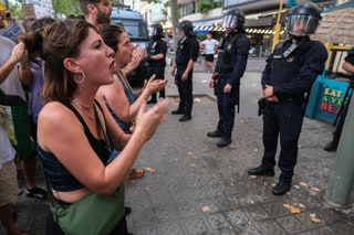 I manifestanti mentre cantano i loro slogan