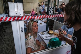 Coppia di turisti bersagliate dalle proteste mentre mangiano