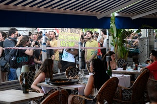 I manifestanti mentre sfilano vicino i locali