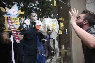 Dimostrante mentre protesta davanti a un bar