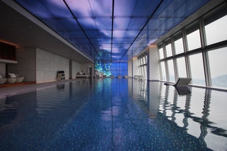 Piscina del RitzCarlton all'International Commerce Centre di Hong Kong