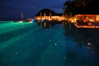 Piscina del resort Huvafen Fushi alle Maldive