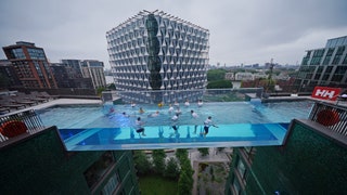 Piscina sospesa Sky Pool a Londra