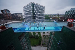 Piscina sospesa Sky Pool a Londra