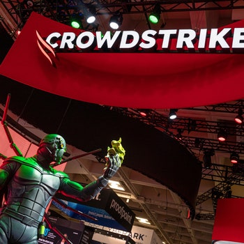 Storia e affari di Crowdstrike, il colosso della cybersecurity che per un bug ha mandato in blackout il mondo