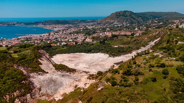 L'area della solfatara dei Campi Flegrei vicino a Pozzuoli fotografata dall'alto