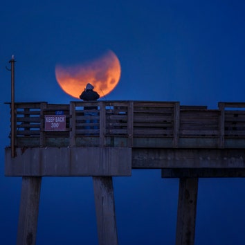 Sta arrivando un'eclissi di Luna parziale che sarà visibile anche dall'Italia, ecco come vederla