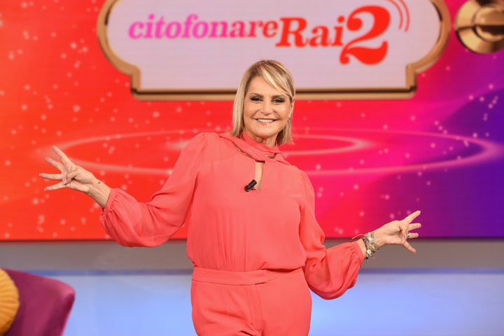 Simona Ventura conduce il programma Rai Citofonare Rai2