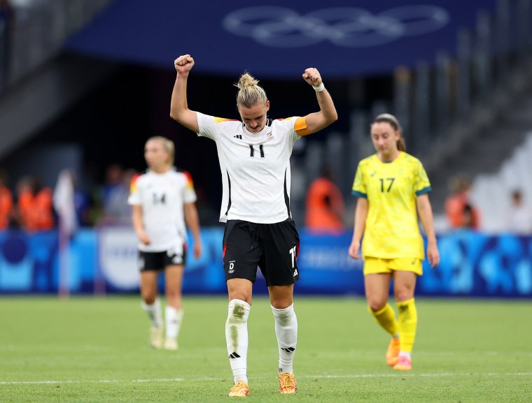 Alexandra Popp Germany celebrates victory against Australia