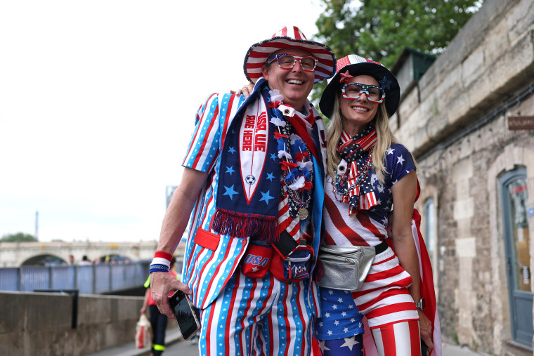 Spectators dressed in Team United States themed clothes.