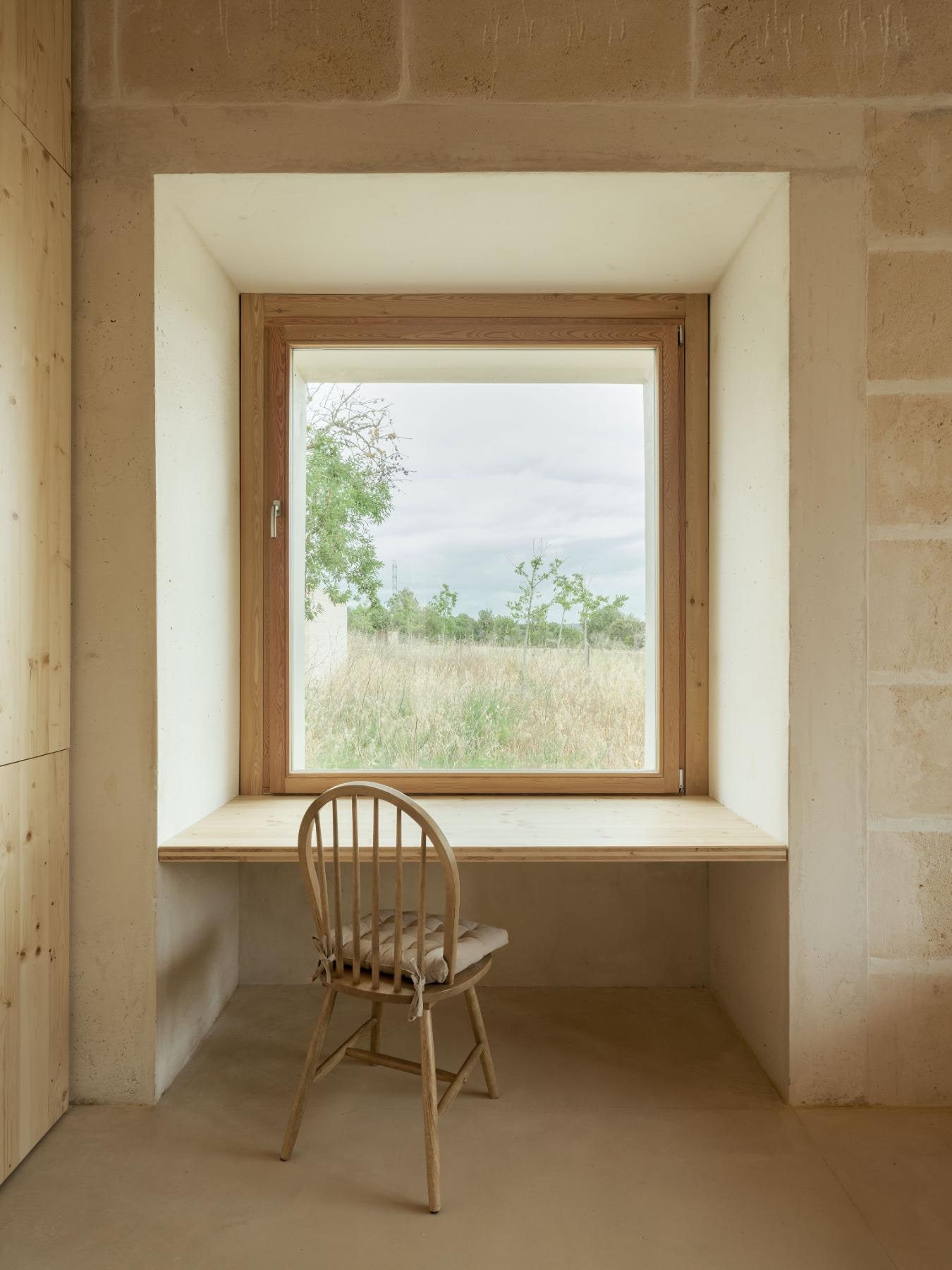 Escritorio de madera ventana silla de madera.