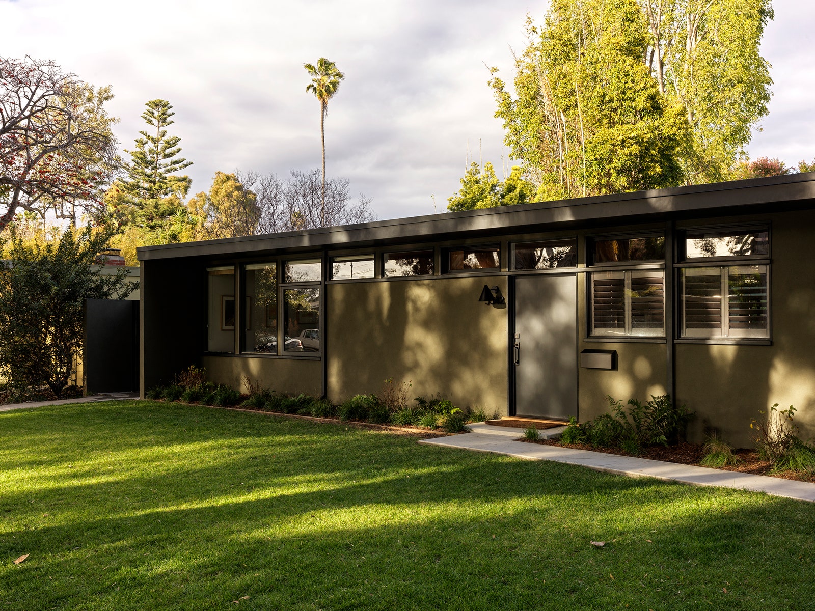 Un mobil-home moderniste luxueusement rénové à Los Angeles