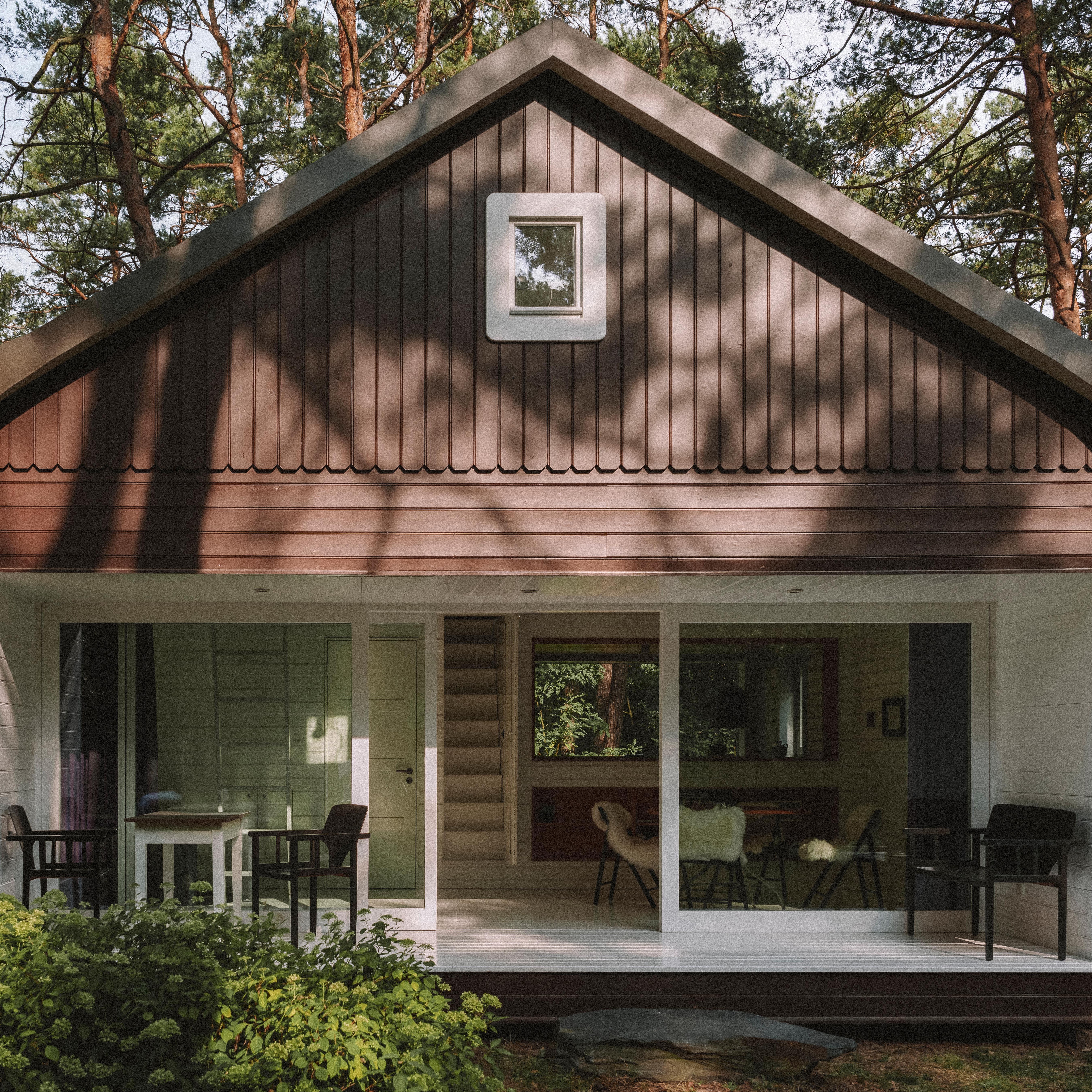 À Berlin, deux petites maisons en bois perdues dans la nature