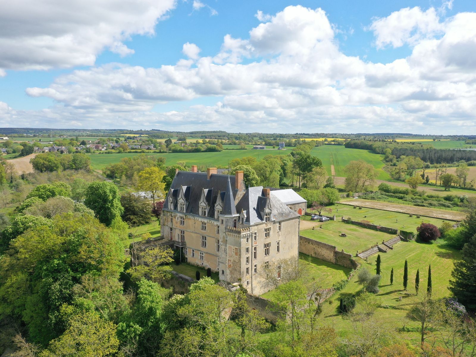 À vendre, un château historique en France &- et ancien décor de cinéma