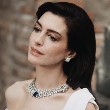 Anne Hathaway Revealed All the Beauty Products She Carries in Her Bag