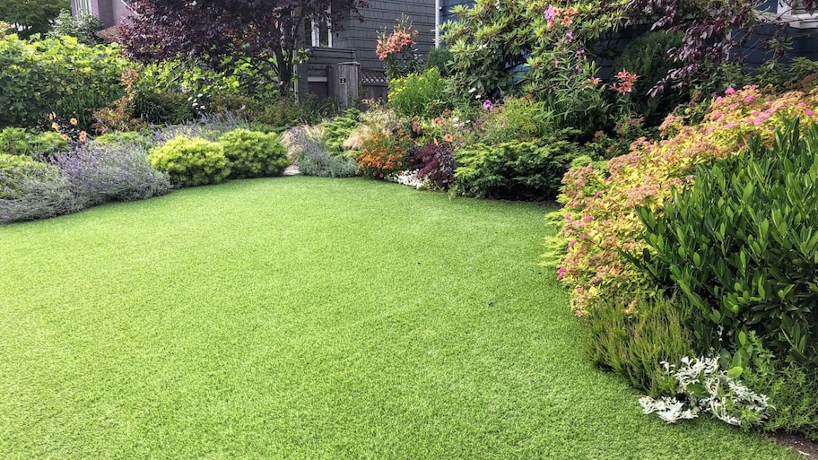 Artificial lawn in the front yard