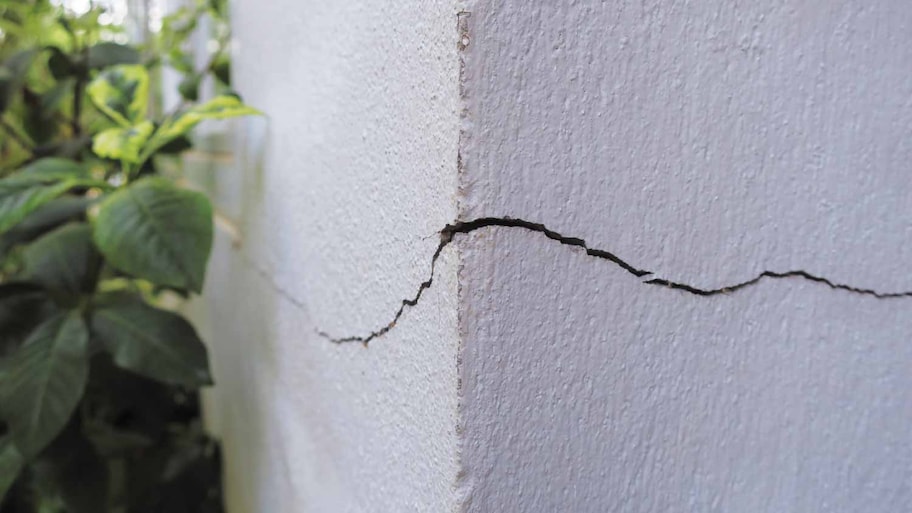 Cracked concrete building wall 