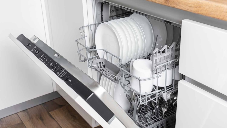 Dishwasher with clean dishes