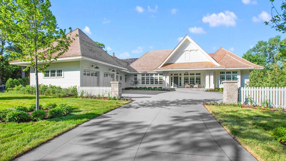 House with a large driveway