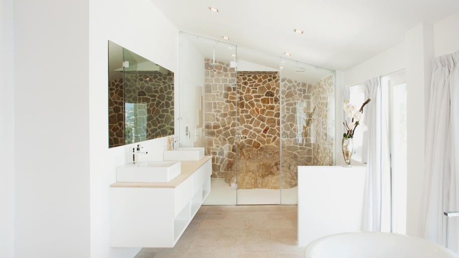 A bathroom with a sink and bathtub