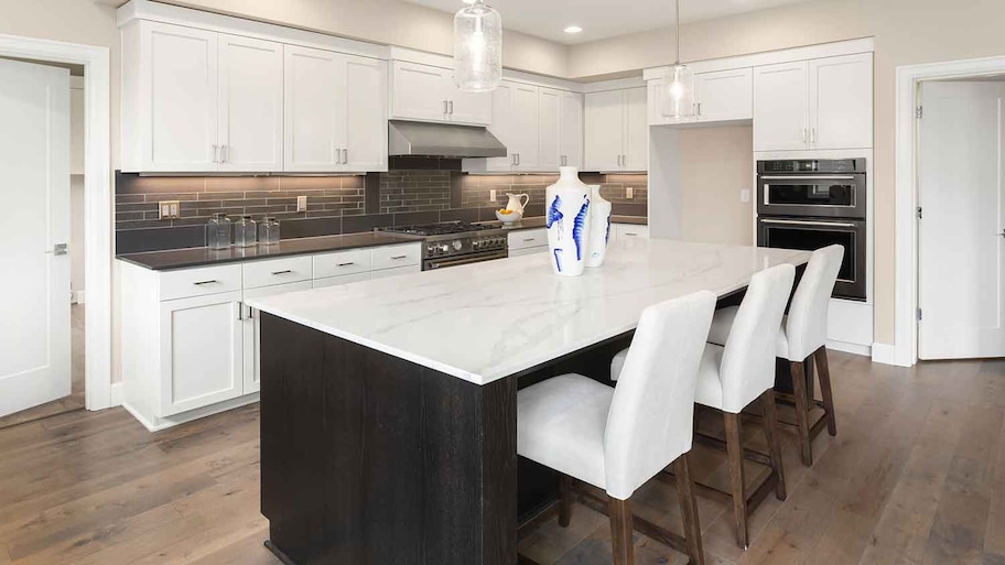 Kitchen with epoxy marble effect countertop