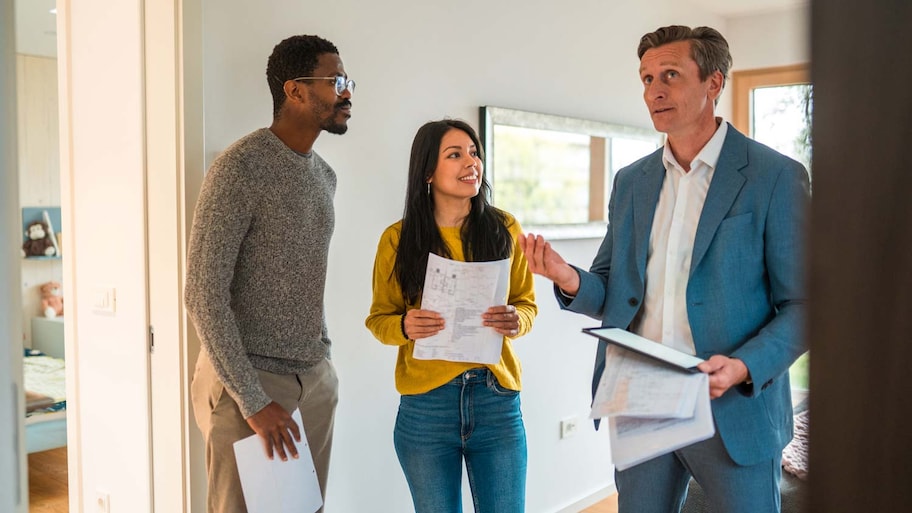 A moving broker discussing with a couple