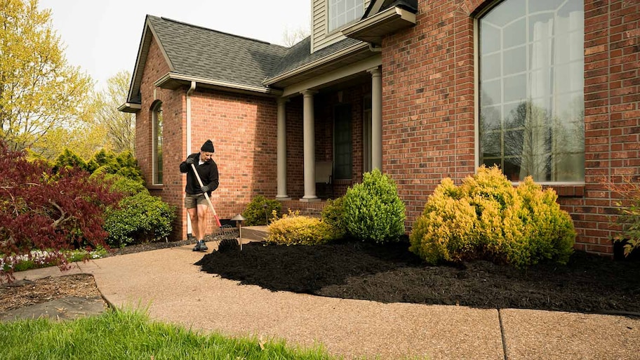 Mulching flower beds in the fall