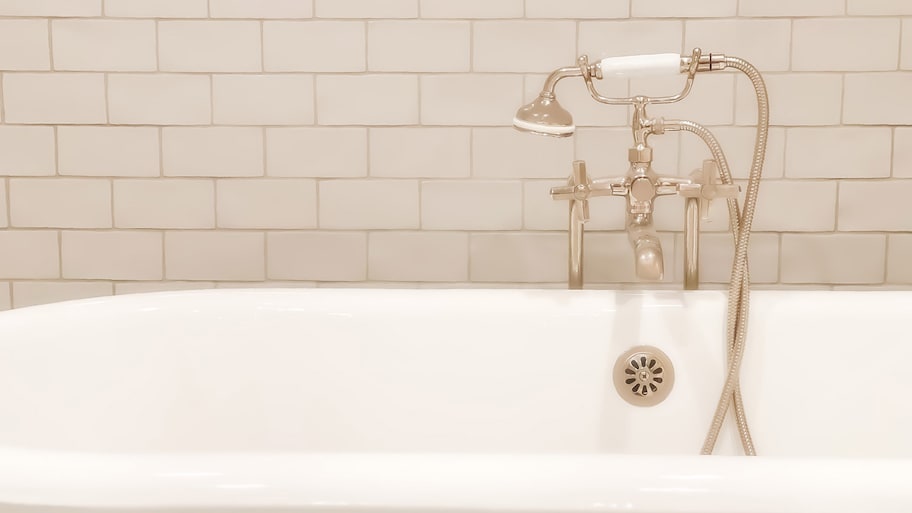 Porcelain subway tiles in a traditional bathtub